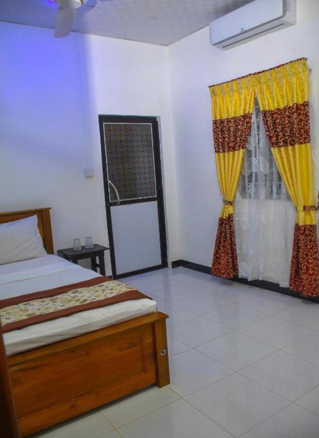 Trinco Relax Hut Hotel Trincomalee Exterior photo