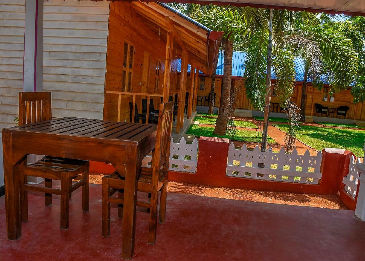Trinco Relax Hut Hotel Trincomalee Exterior photo
